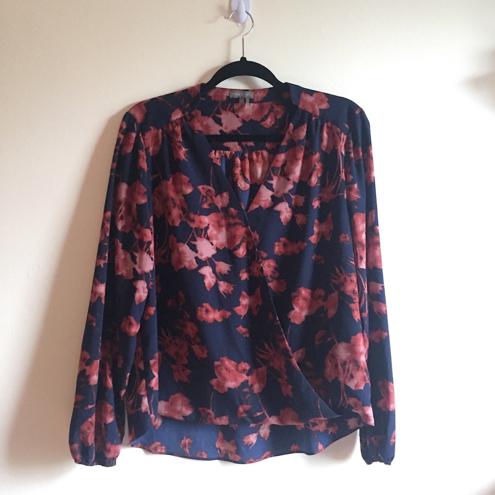 Vince Camuto navy floral wrap top sz L EUC